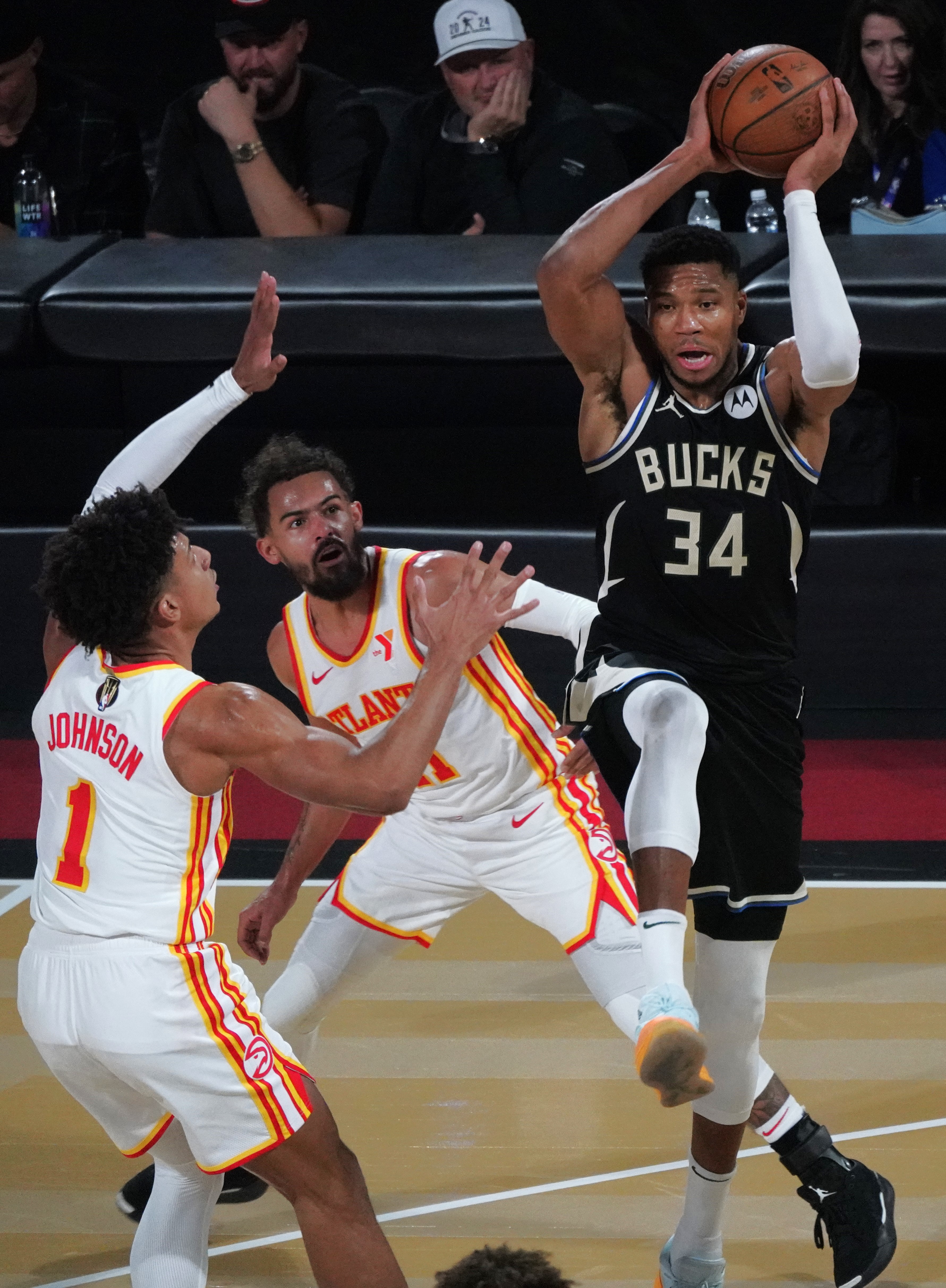 雄鹿险胜掘金,霍勒迪带队取胜 雄鹿险胜掘金,霍勒迪带队取胜