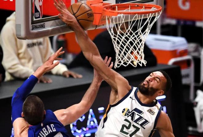 马刺险胜北京队，戈贝尔惊艳四座