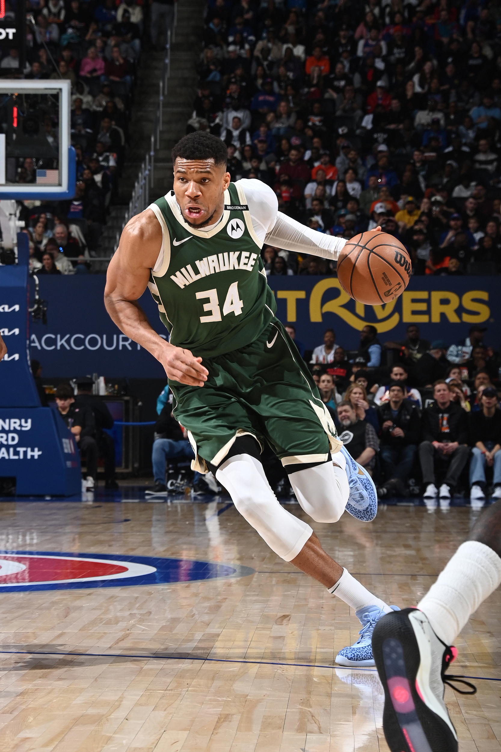 雷霆轻取青岛队，字母哥状态火热