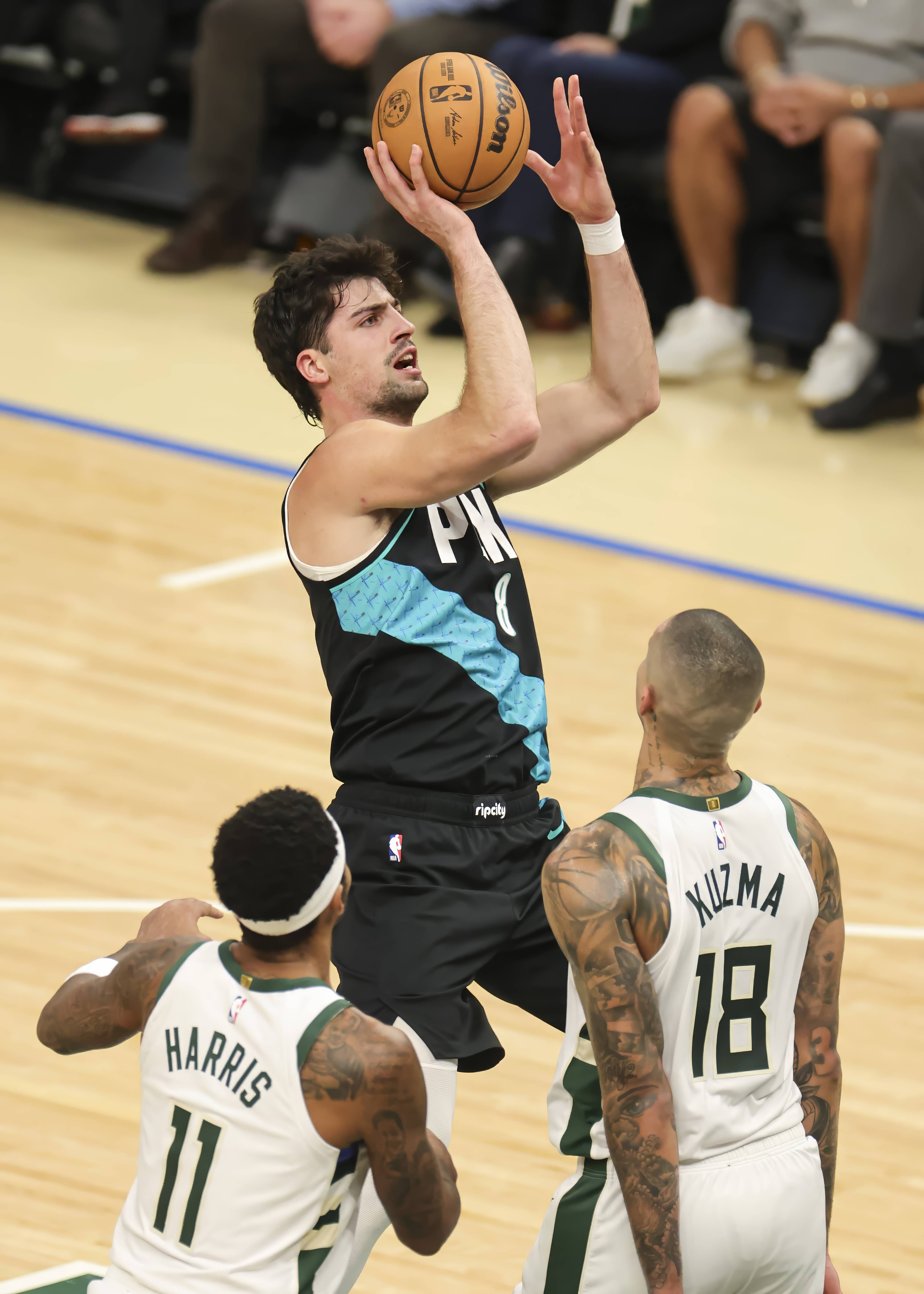 雄鹿B队碾压中国男篮，克莱爆发神勇