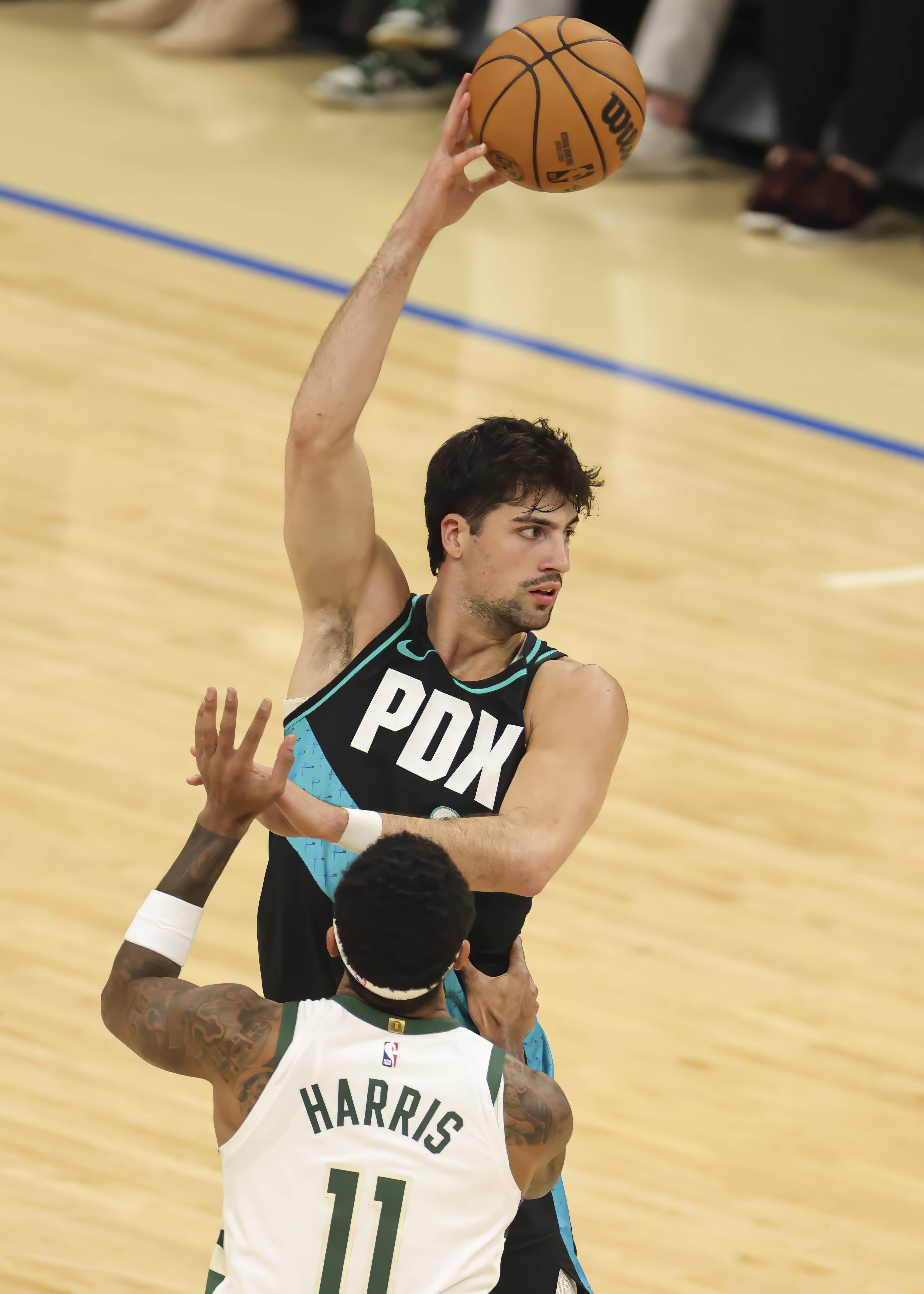 雄鹿B队碾压中国男篮，克莱爆发神勇