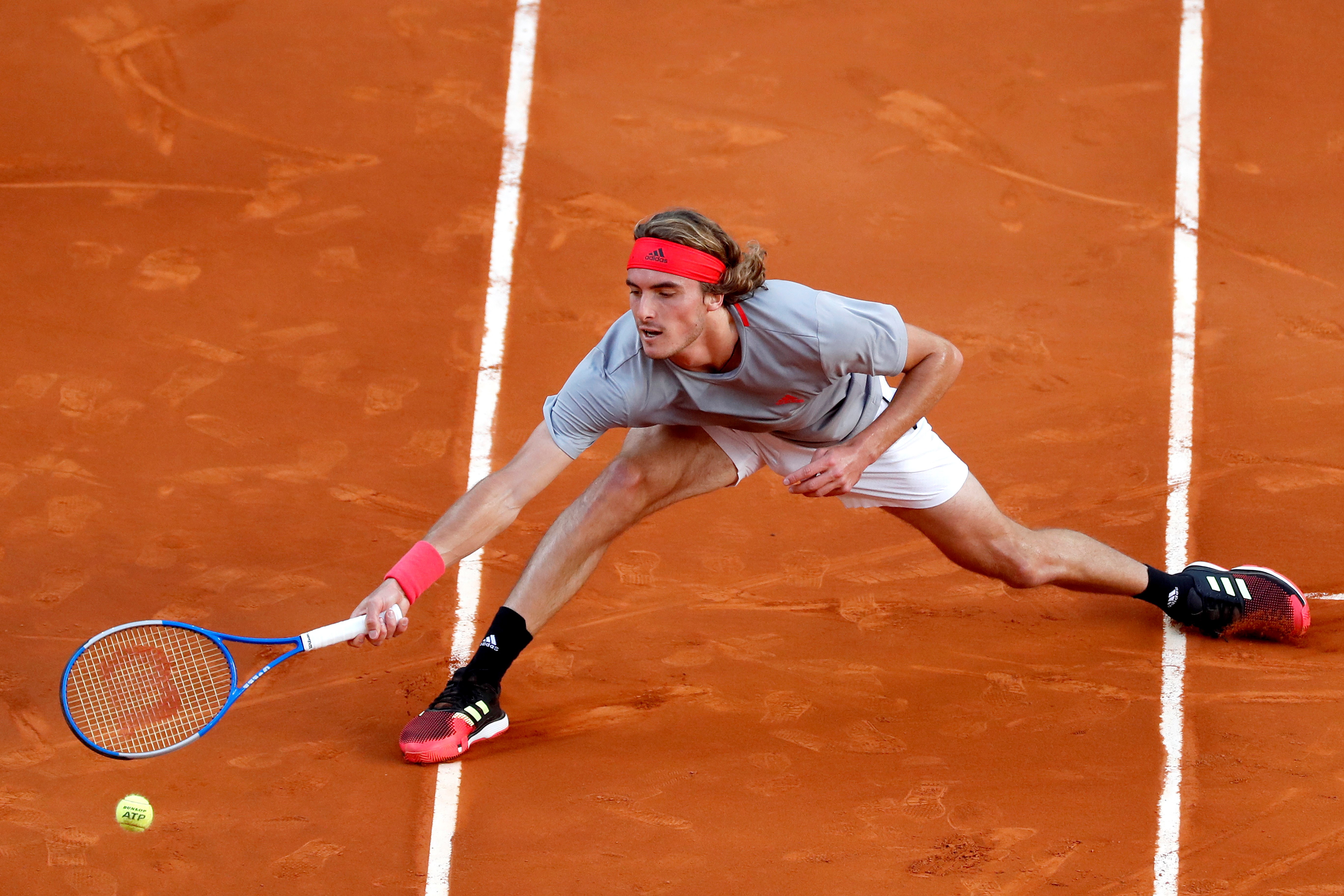 美国网球队险胜西班牙网球队，西西帕斯爆发神勇