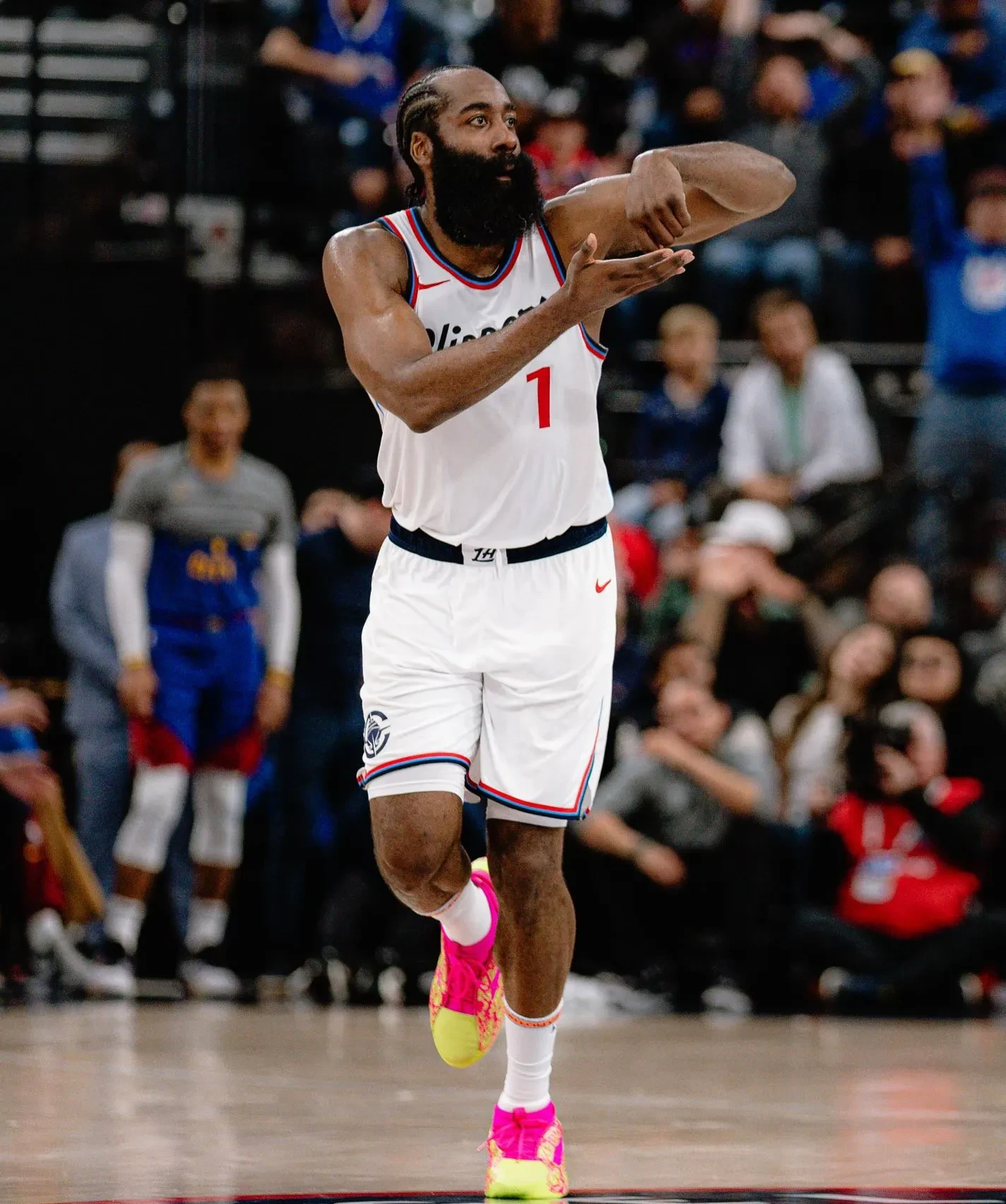 马刺轻取深圳队，保罗统治全场