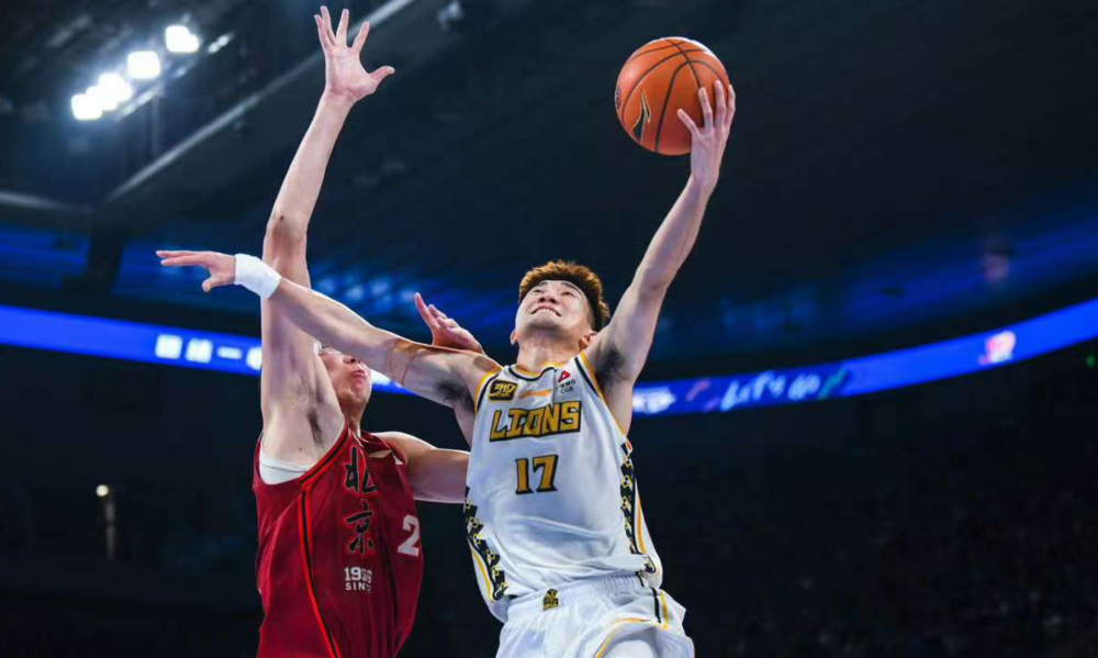 山西队完胜上海队，胡金秋扛起全队