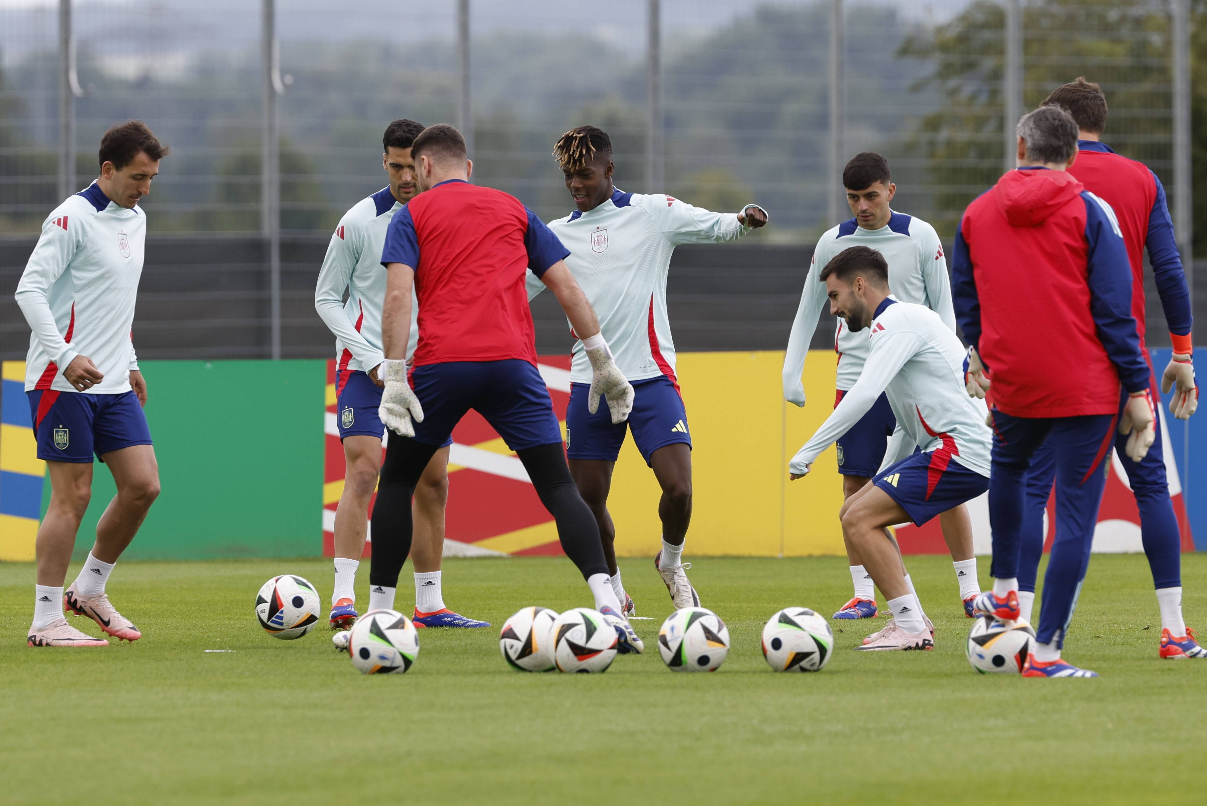 西班牙国家队阵容豪华备战欧国杯，期待再度登顶奖杯