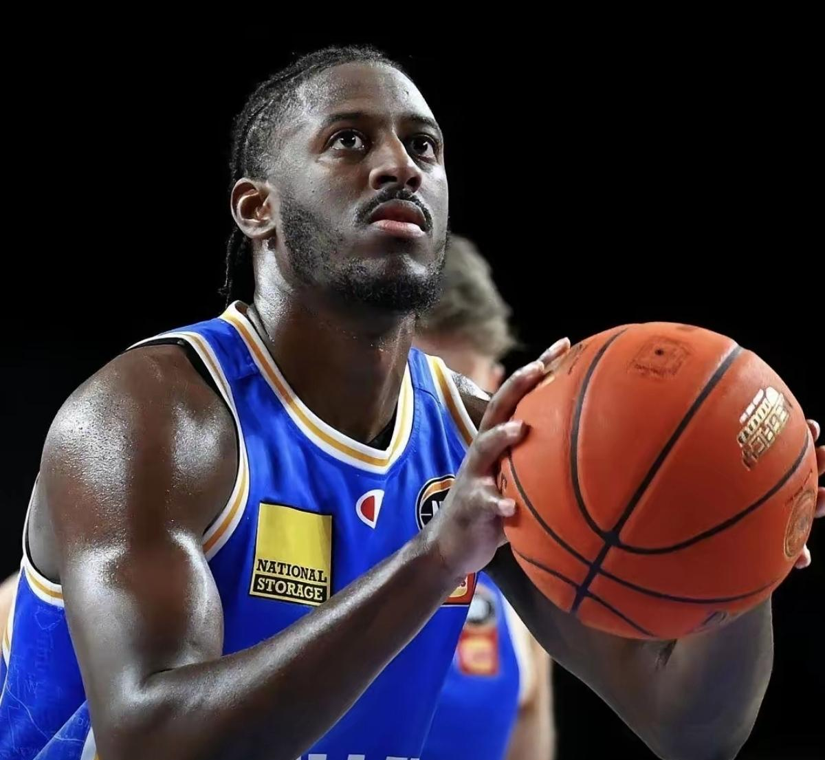 雄鸭队战术灵活，场上传球无死角