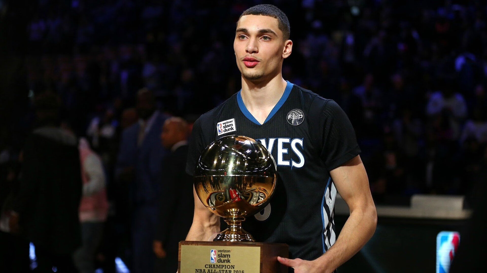 莱万一剑封喉,罗马奇迹翻盘卡塔尔—绿茵场上永不褪色的英雄叙事